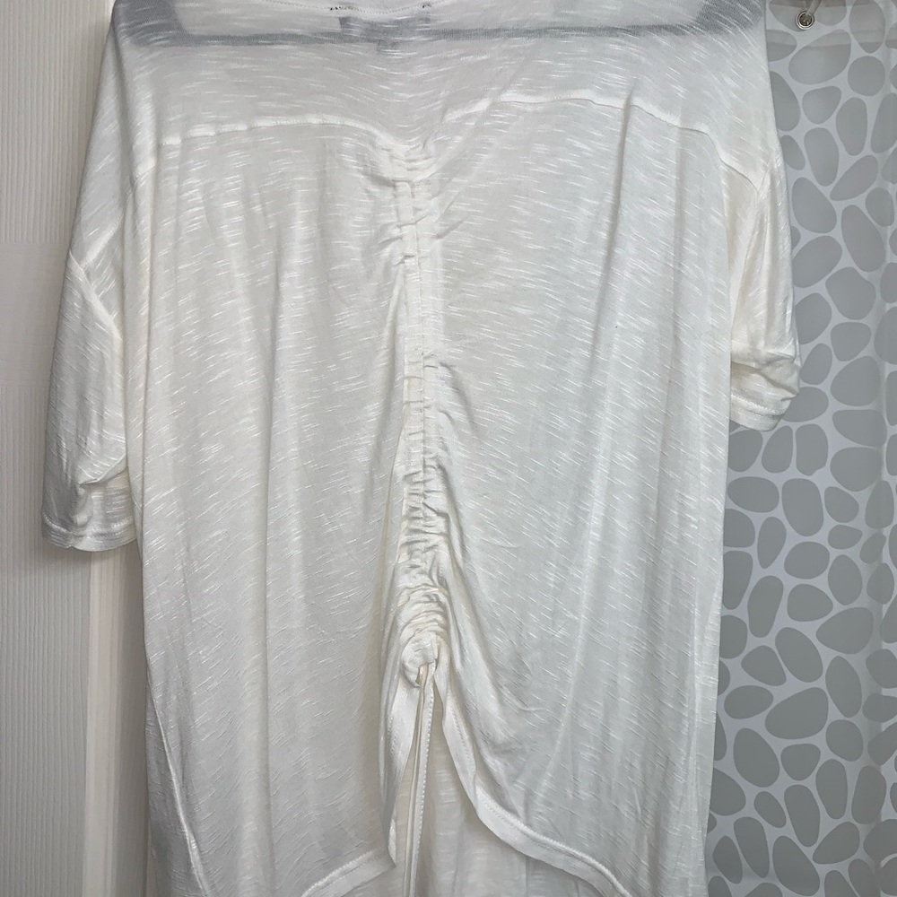 Lulu’s Ruched Back Tee - Picture 4 of 4